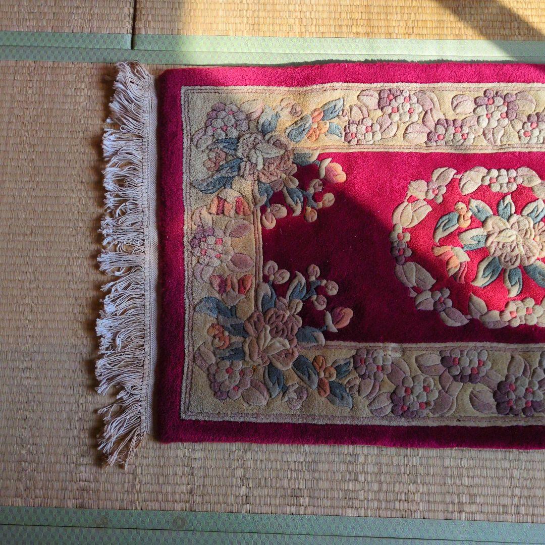 緞通 段通 絨毯 肉厚 花柄 房あり　厚さ約2cm 綺麗なワインレッド