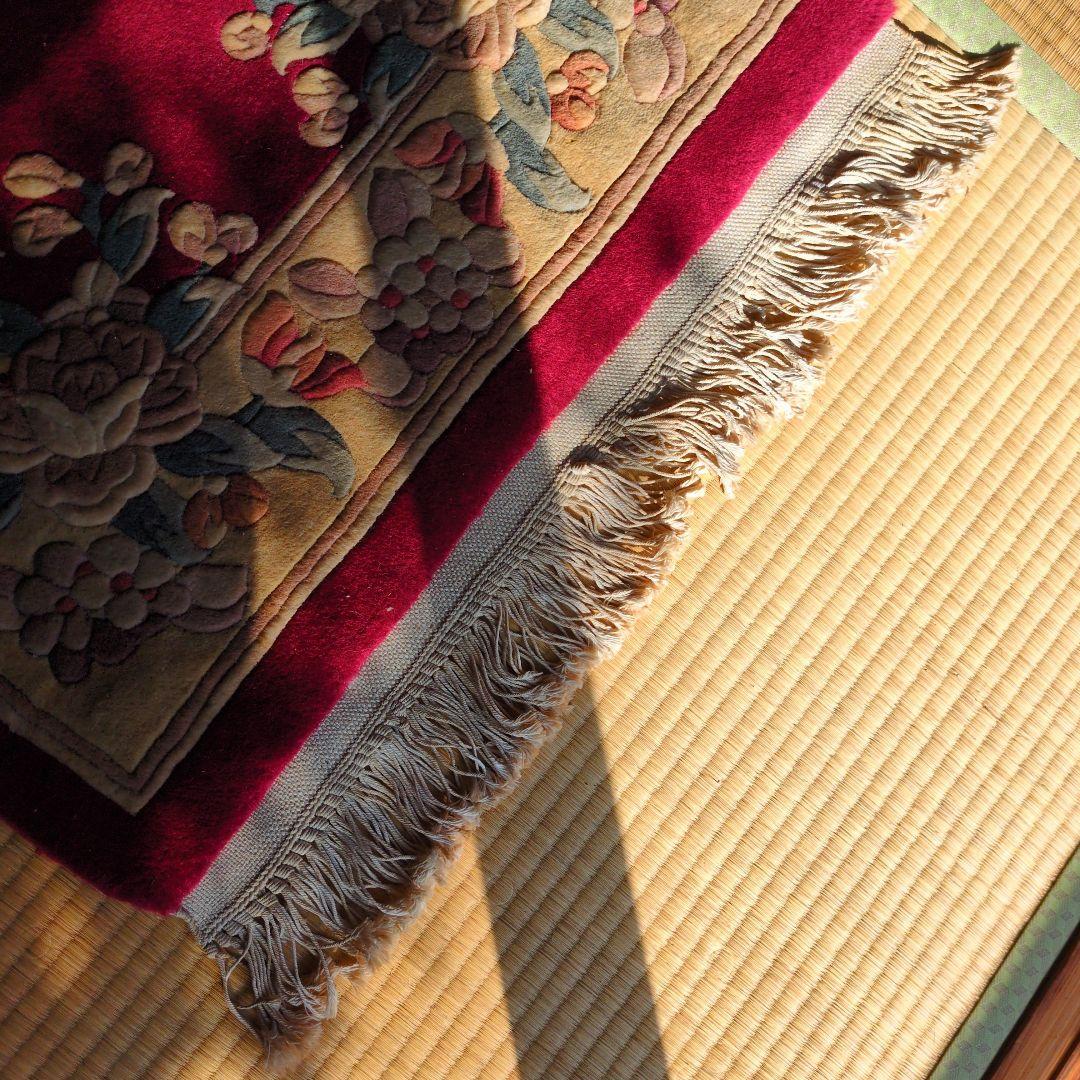 緞通 段通 絨毯 肉厚 花柄 房あり　厚さ約2cm 綺麗なワインレッド