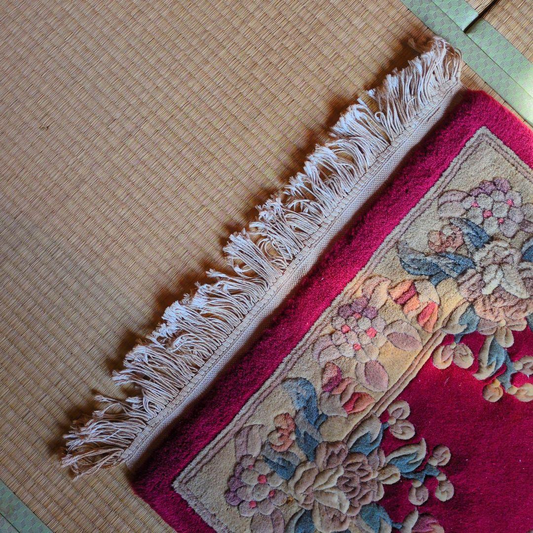 緞通 段通 絨毯 肉厚 花柄 房あり　厚さ約2cm 綺麗なワインレッド