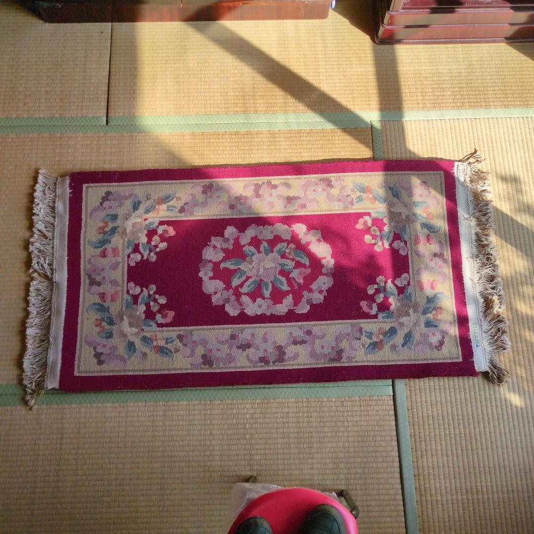 緞通 段通 絨毯 肉厚 花柄 房あり　厚さ約2cm 綺麗なワインレッド