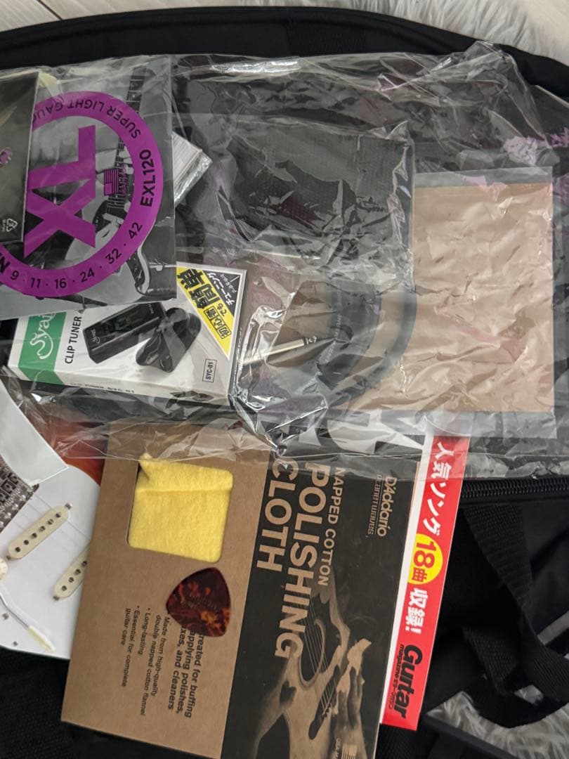 レッドエレキギターとギターケース