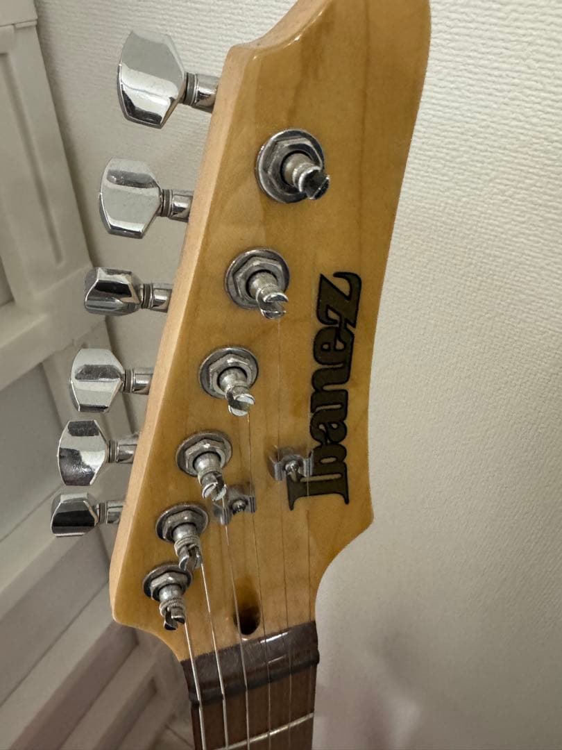 レッドエレキギターとギターケース