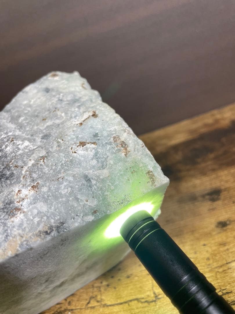 約2300g 糸魚川 翡翠 良質 緑黒