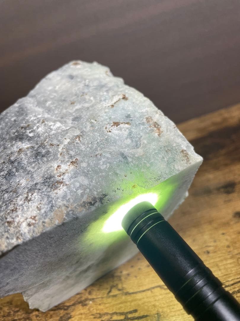 約2300g 糸魚川 翡翠 良質 緑黒