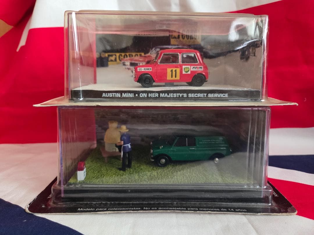 ジオラマケースミニクーパー２台★女王陛下の００７　養蜂家のミニバン　ローバーミニ