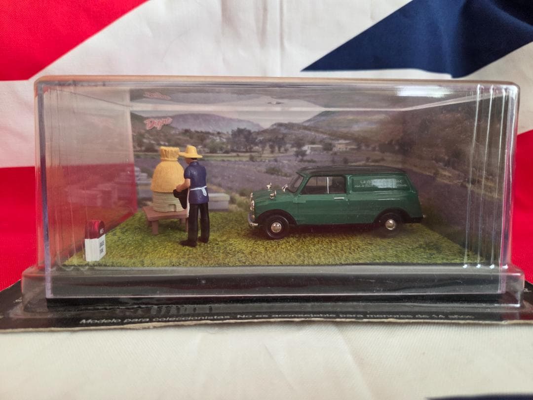 ジオラマケースミニクーパー２台★女王陛下の００７　養蜂家のミニバン　ローバーミニ