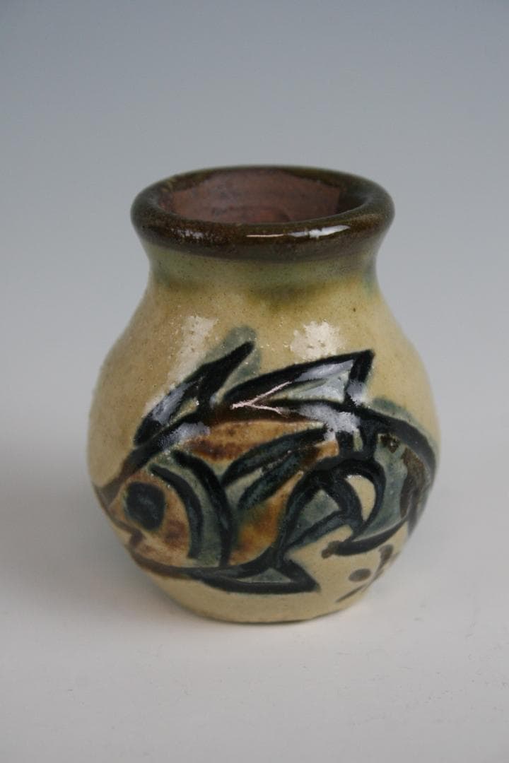 壺屋焼 人間国宝 金城次郎 作　魚文小壺（楊枝壺）