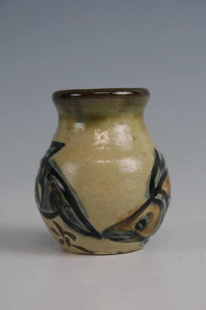 壺屋焼 人間国宝 金城次郎 作　魚文小壺（楊枝壺）