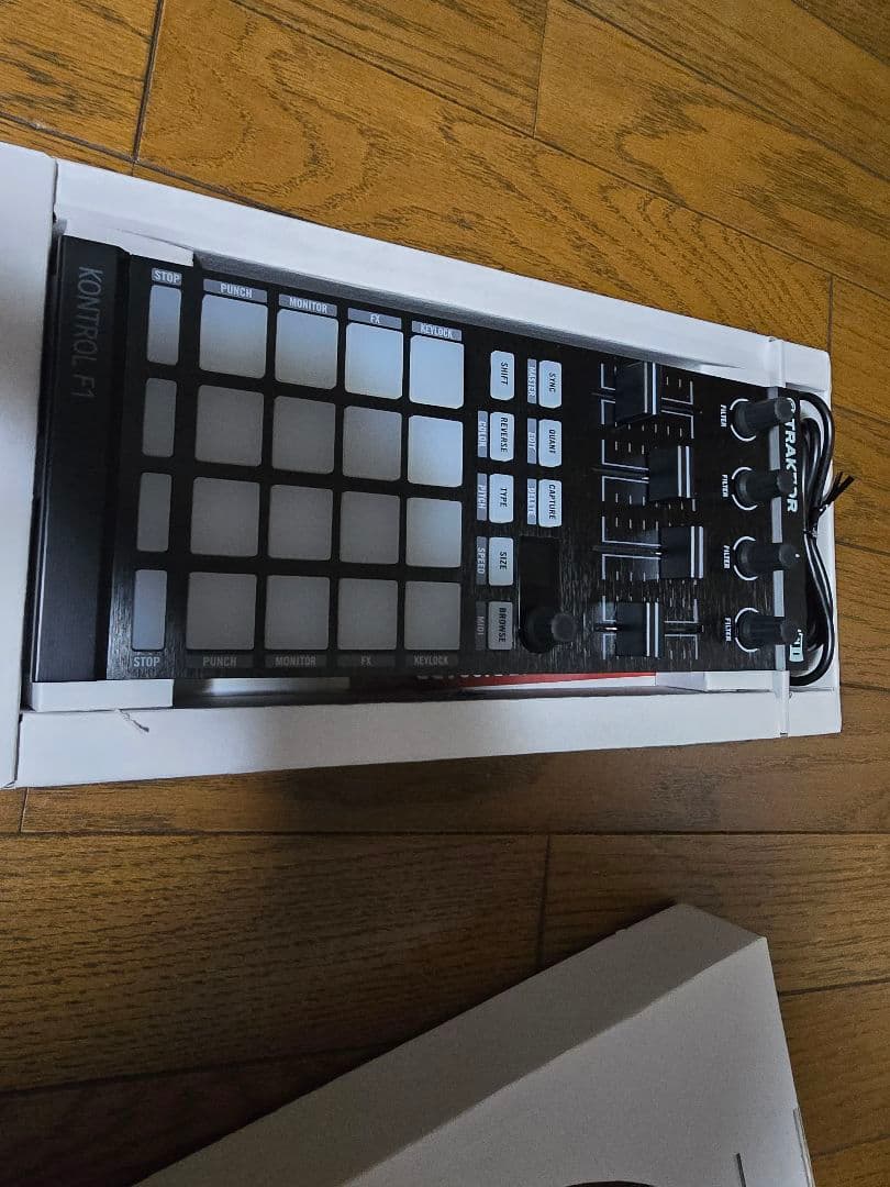 TRAKTOR KONTROL F1 DJコントローラー