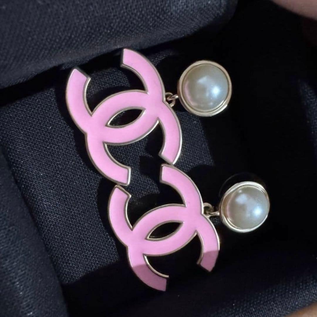 CHANEL ピンク ロゴ パール ピアス