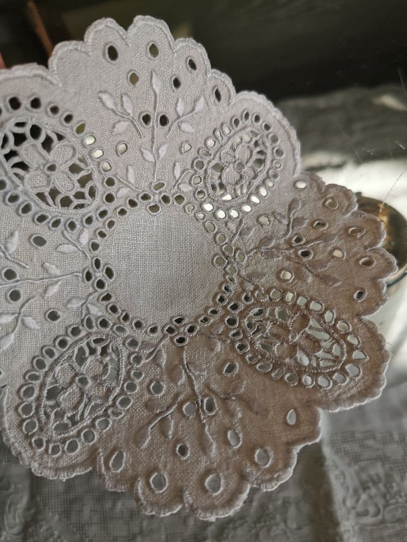 アンティーク オープンカットワーク アイレット刺繍 フラワーリム リネンドイリー