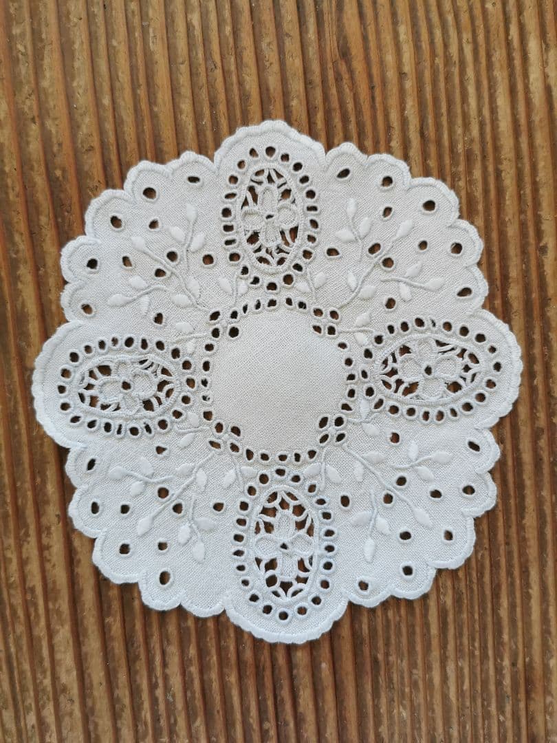 アンティーク オープンカットワーク アイレット刺繍 フラワーリム リネンドイリー