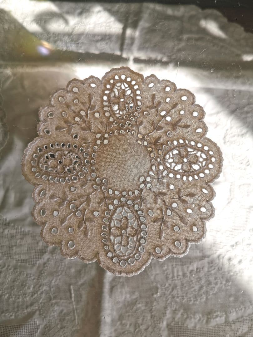 アンティーク オープンカットワーク アイレット刺繍 フラワーリム リネンドイリー