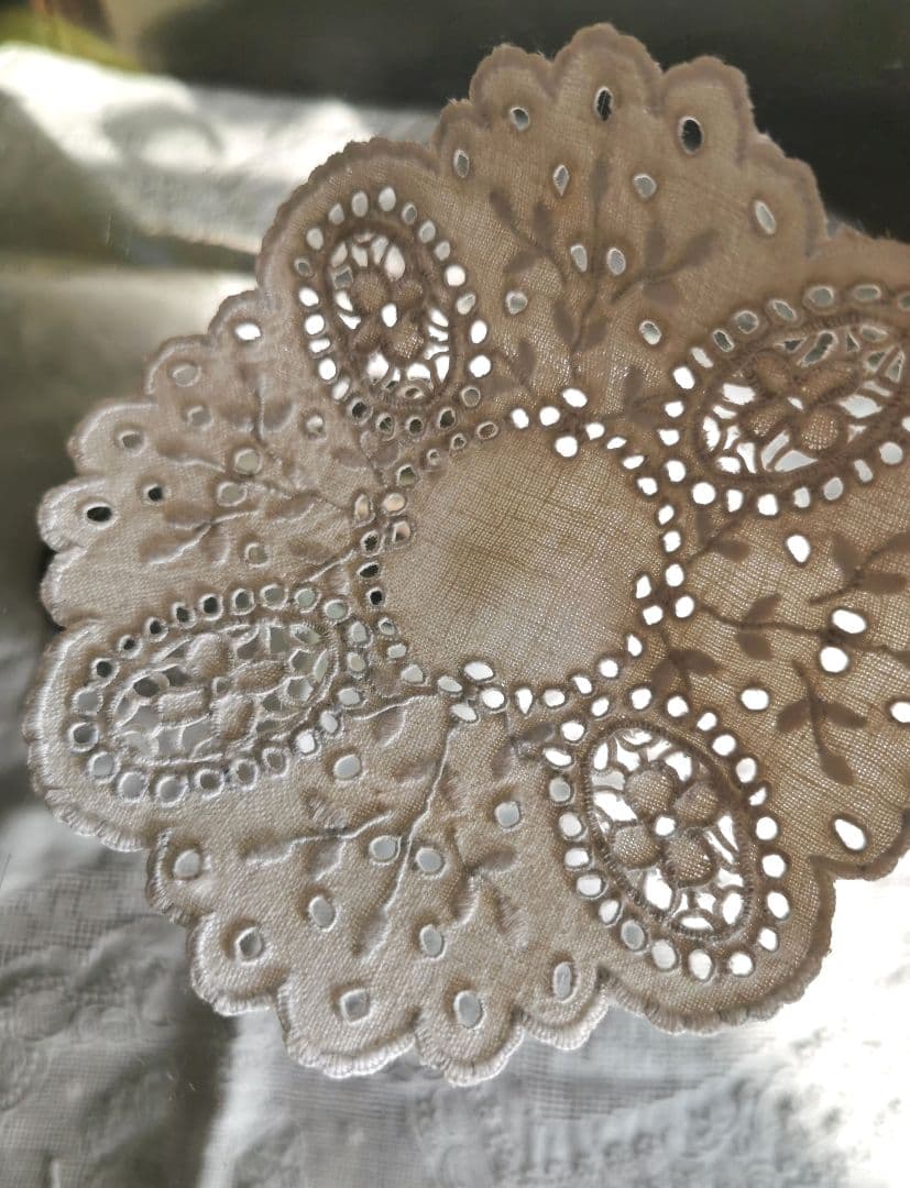 アンティーク オープンカットワーク アイレット刺繍 フラワーリム リネンドイリー