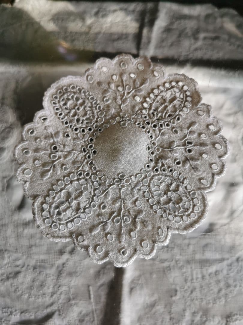 アンティーク オープンカットワーク アイレット刺繍 フラワーリム リネンドイリー