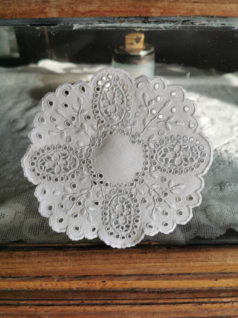 アンティーク オープンカットワーク アイレット刺繍 フラワーリム リネンドイリー