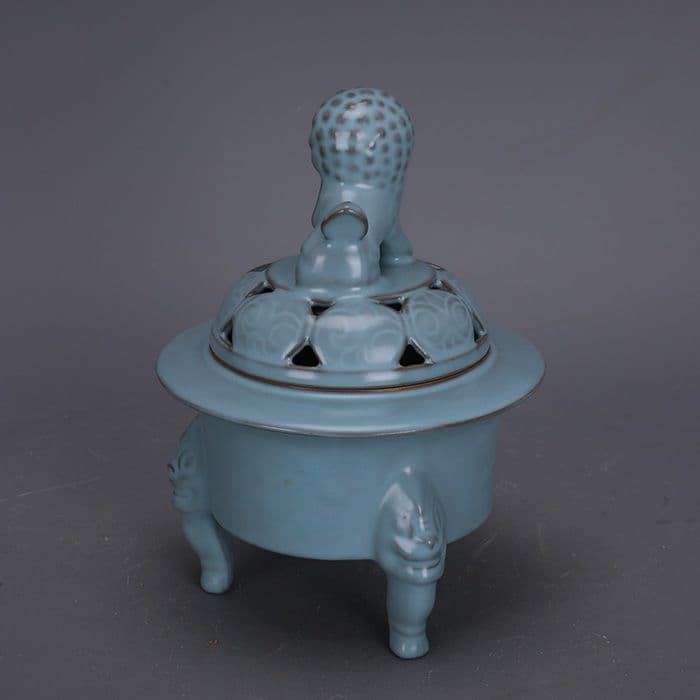 汝窯鉄胎青釉彫り彫り三本足香炉 景徳鎮 陶磁器 装飾品 現代工芸品 美術品 置物