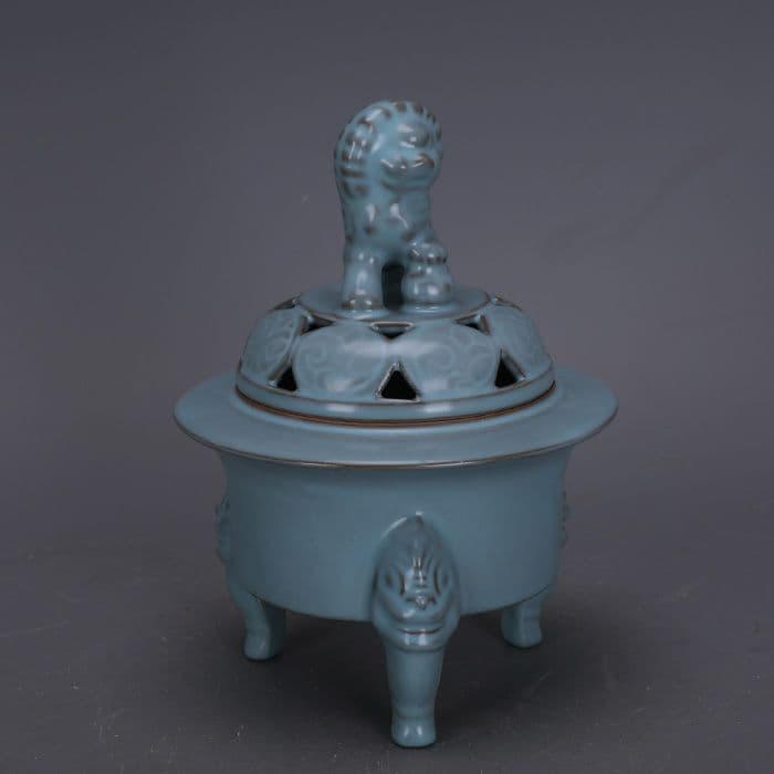 汝窯鉄胎青釉彫り彫り三本足香炉 景徳鎮 陶磁器 装飾品 現代工芸品 美術品 置物