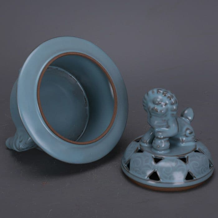 汝窯鉄胎青釉彫り彫り三本足香炉 景徳鎮 陶磁器 装飾品 現代工芸品 美術品 置物