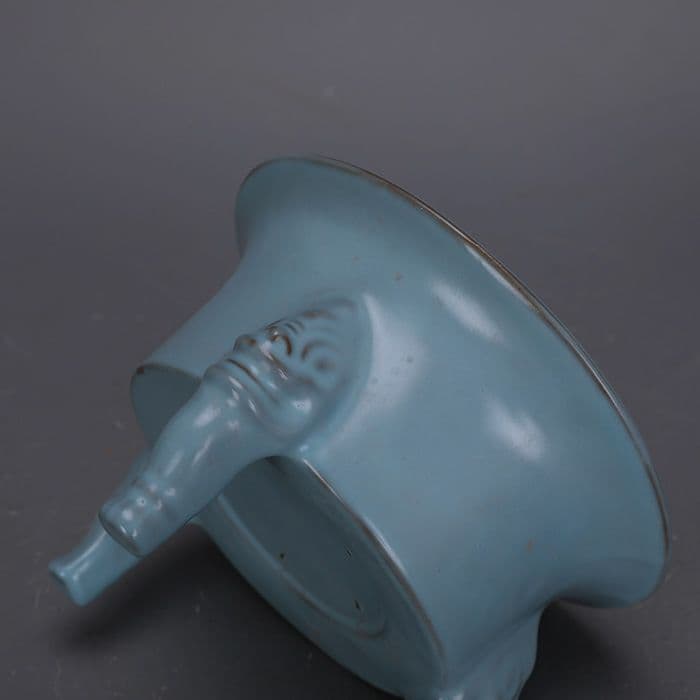 汝窯鉄胎青釉彫り彫り三本足香炉 景徳鎮 陶磁器 装飾品 現代工芸品 美術品 置物