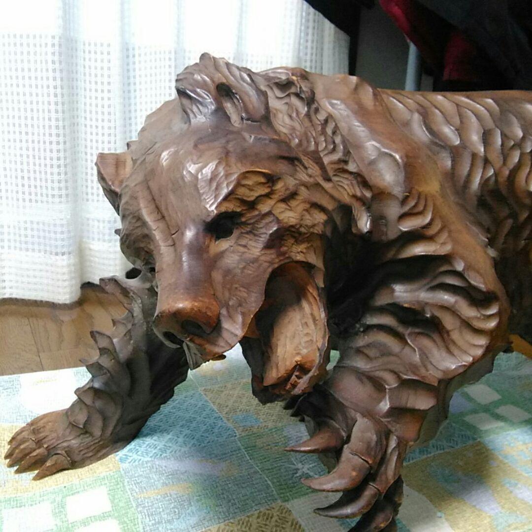 大きな熊一刀彫り