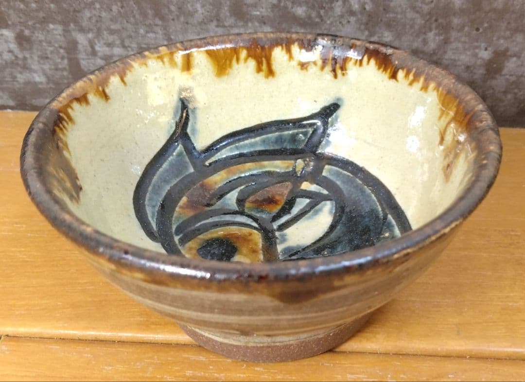 人間国宝 金城次郎 壷屋焼ぐい呑 栞 共箱 美品 大人気笑魚紋 やちむん 壺屋焼