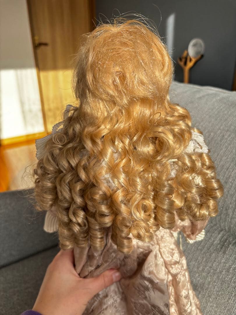 フリル装飾のドール