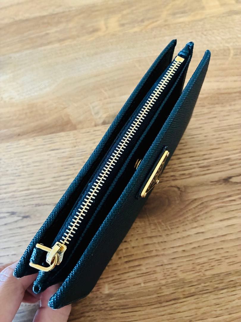 PRADA ブラック 二つ折り財布 サフィアーノレザー　プラダ