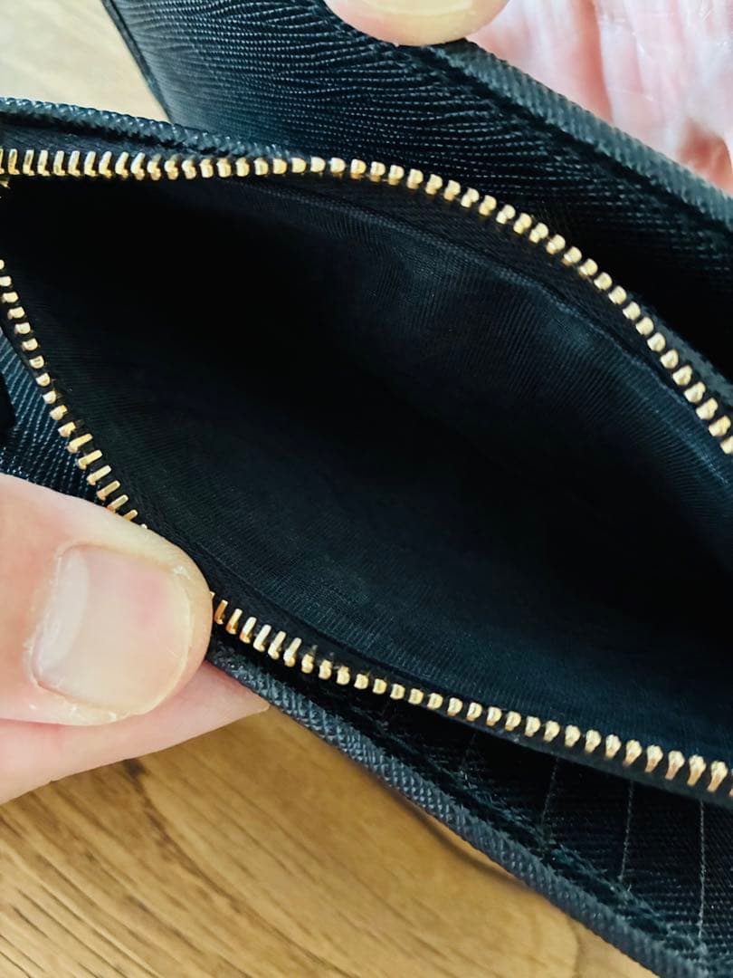 PRADA ブラック 二つ折り財布 サフィアーノレザー　プラダ