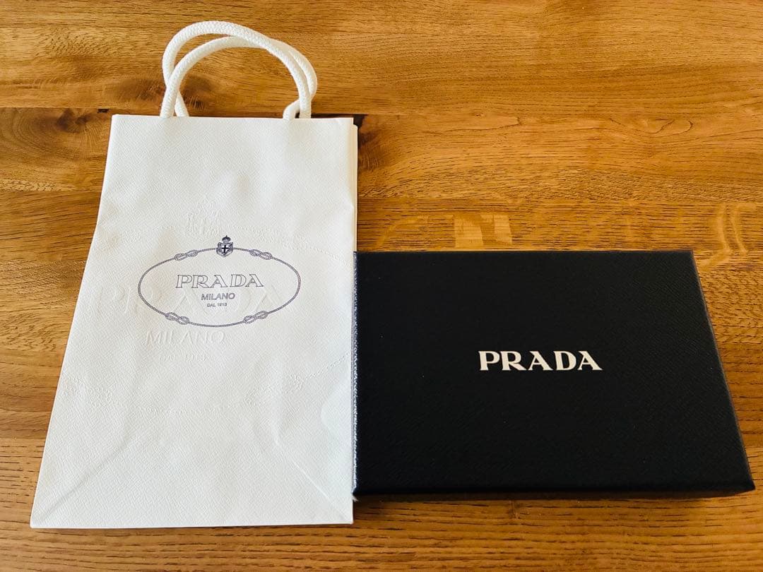 PRADA ブラック 二つ折り財布 サフィアーノレザー　プラダ