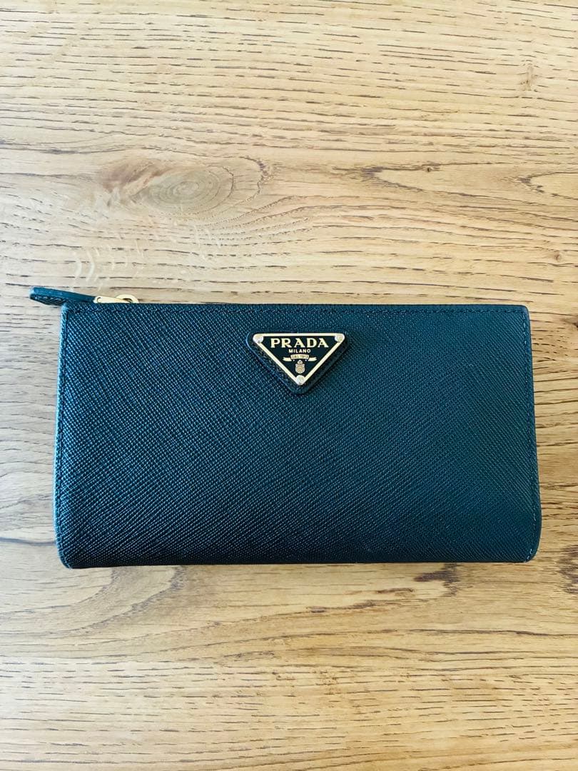 PRADA ブラック 二つ折り財布 サフィアーノレザー　プラダ