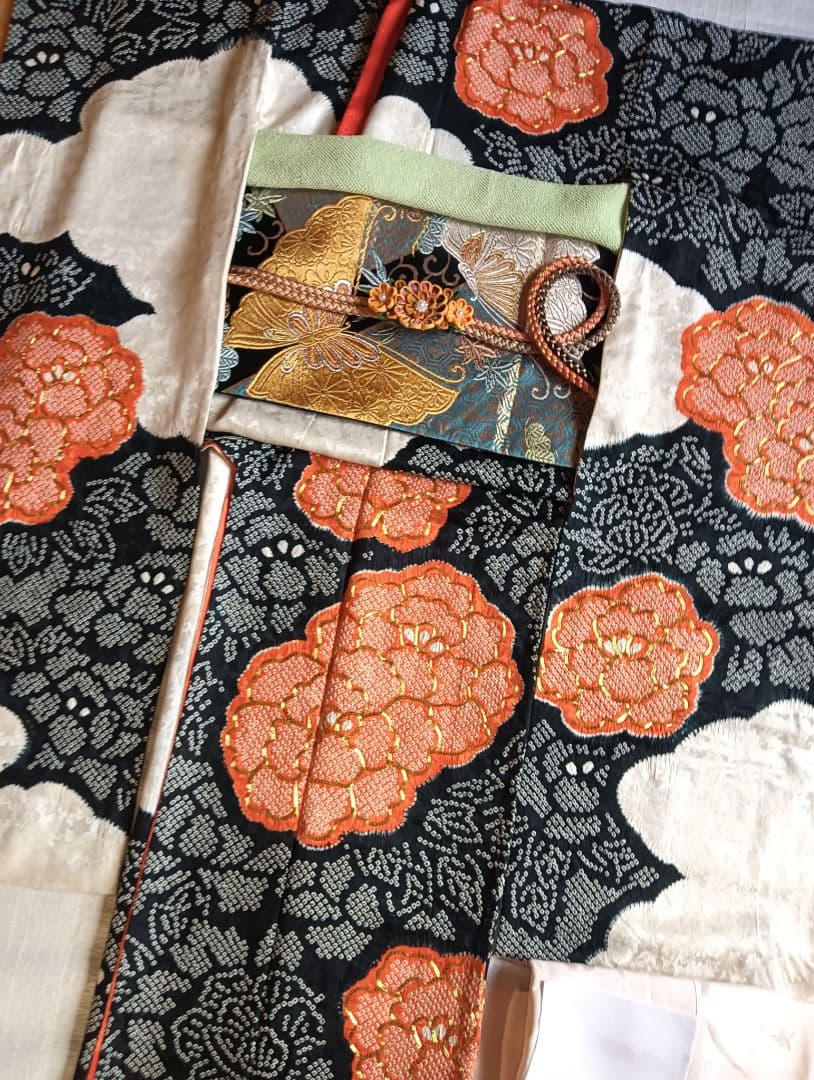振袖フルセット　古典的な絞り　黒　朱　金駒刺繍　164/66.5