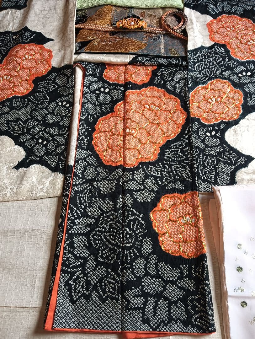 振袖フルセット　古典的な絞り　黒　朱　金駒刺繍　164/66.5
