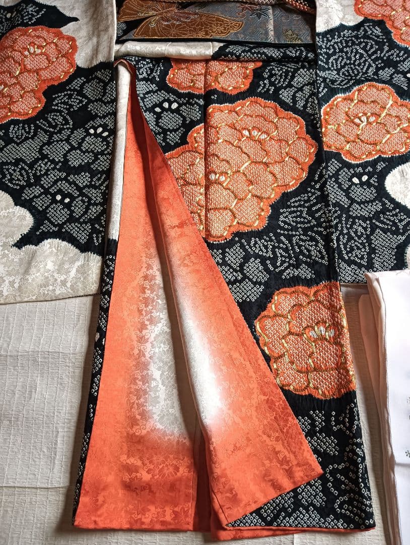 振袖フルセット　古典的な絞り　黒　朱　金駒刺繍　164/66.5