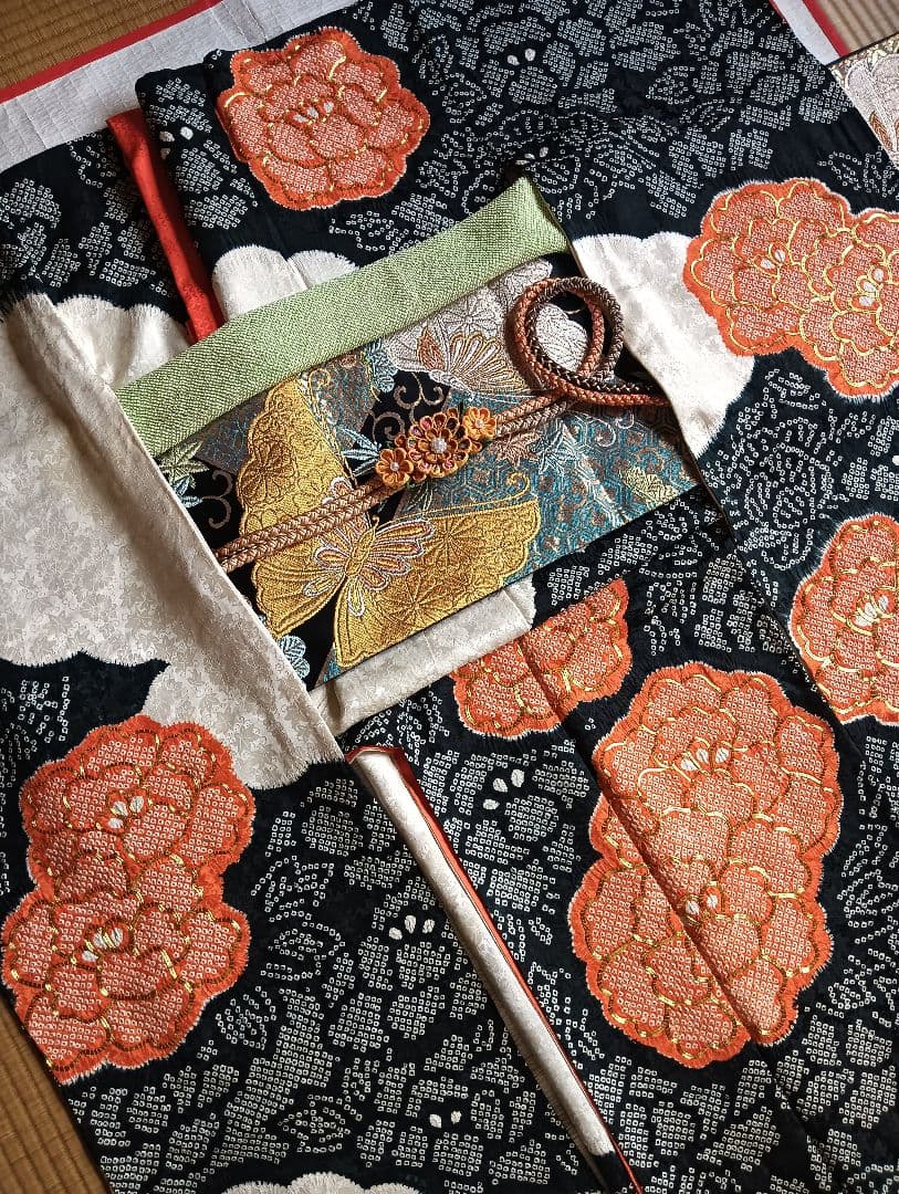振袖フルセット　古典的な絞り　黒　朱　金駒刺繍　164/66.5