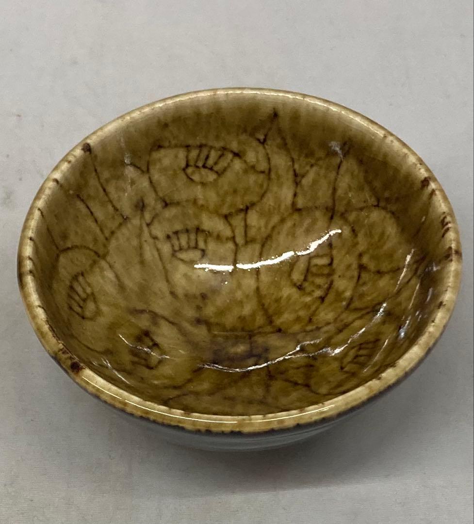 B529b「鉄釉 椿文盃」唐木尚勇作　共箱　酒器　ぐい呑