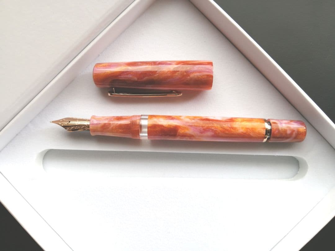 ナーワル（ナーヴァル）ブレストキャンサーアウェアネス限定万年筆Nahvalur