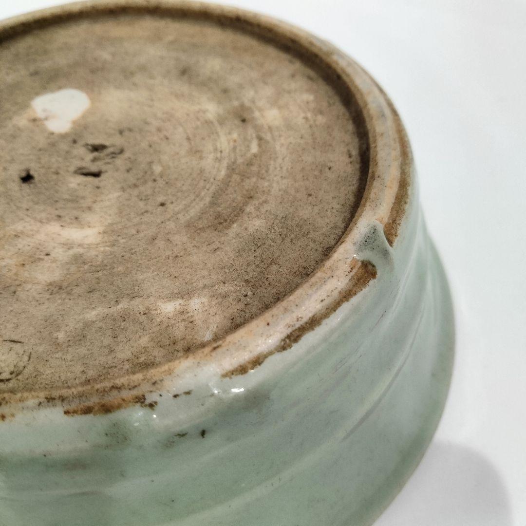 v140　青磁鉢 金魚文彫刻 在銘 極上浮彫金魚図 深皿　Q