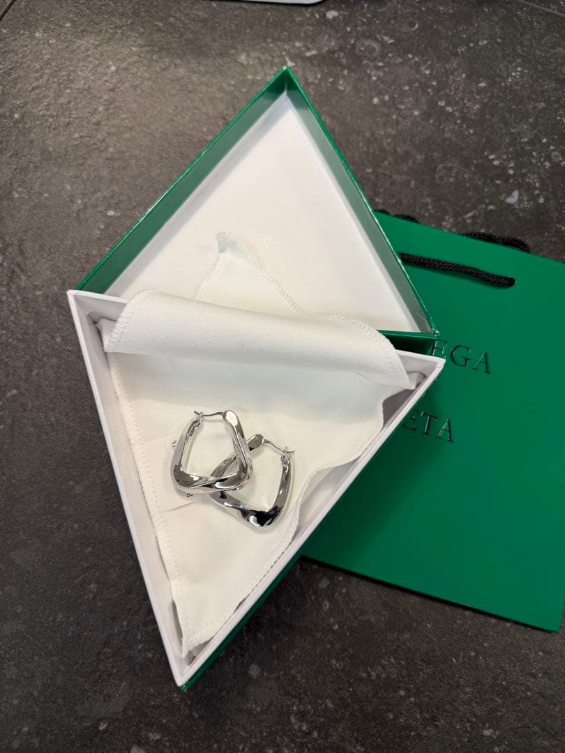 ボッテガヴェネタ トライアングルフープピアス