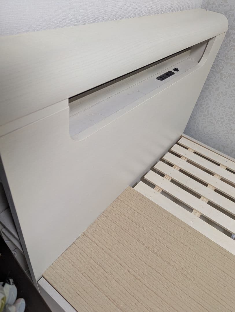 ベッドフレーム（シングル）、収納付き