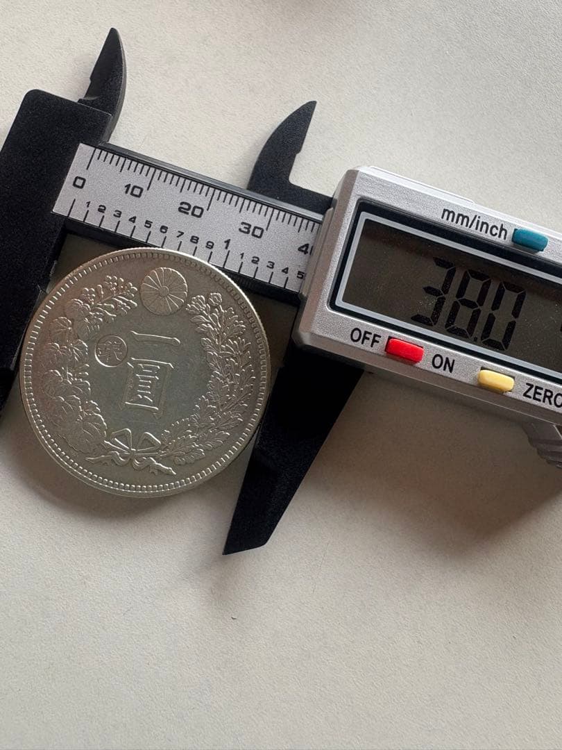 【本物保証】　一圓銀貨　丸銀左打　明治29年銘