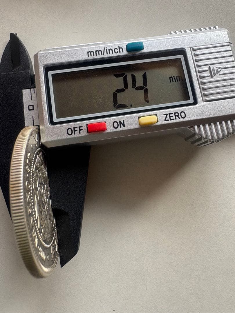 【本物保証】　一圓銀貨　丸銀左打　明治29年銘