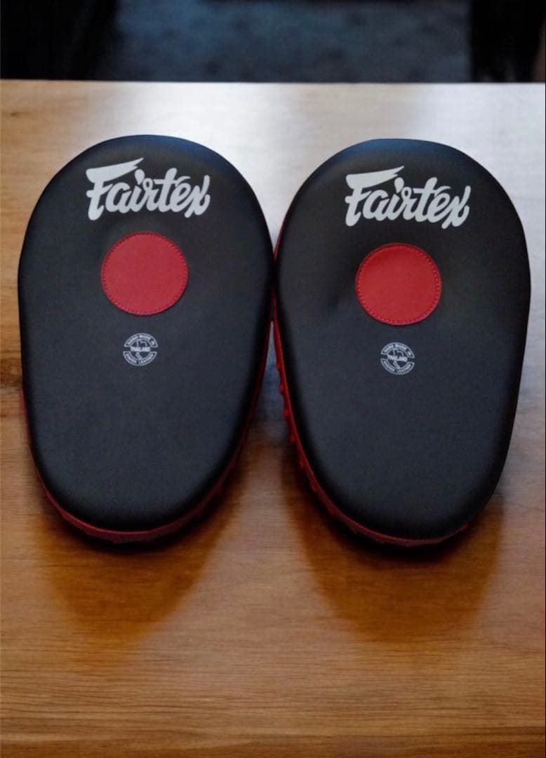 FAIRTEX湾曲パンチングミット FMV-13 黒＆赤 合革