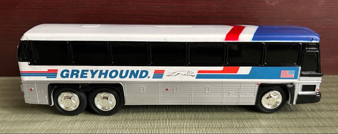 GREYHOUND Americruiser バス型ミニカー 貯金箱