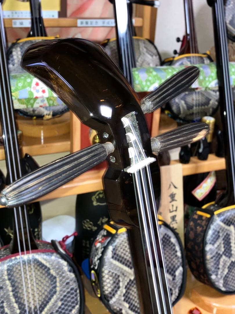 沖縄三線最高峰八重山黒木真壁型本皮一枚張りスンチ塗りウズラミ期間限定の出品