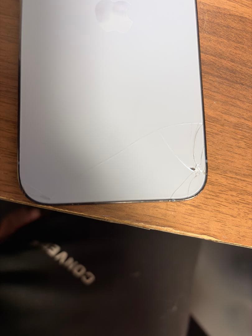 iPhone 13pro 電池残量76% 背面下部割れあり