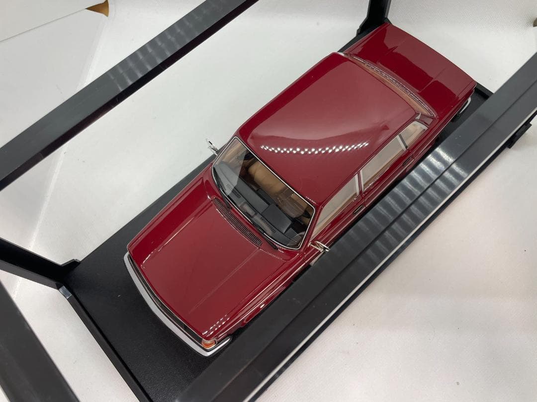 104-048 Cult 1/18 ボルボ 244DL red 1975