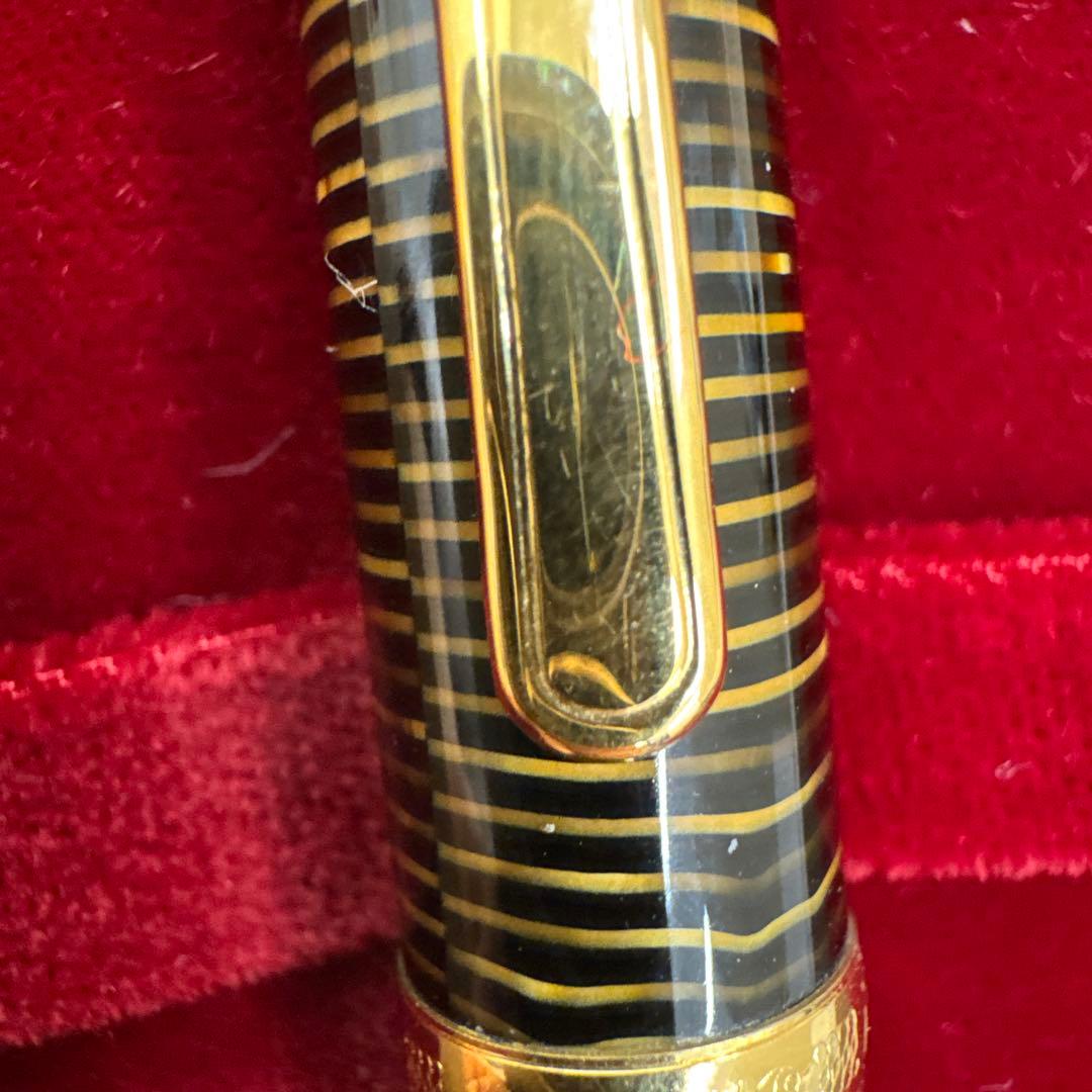PLATINUM 万年筆 黒と金のストライプ