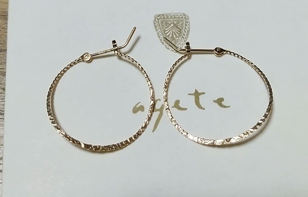 完売品　agete　アガット 10k　ひねりフープピアス　2.4cm