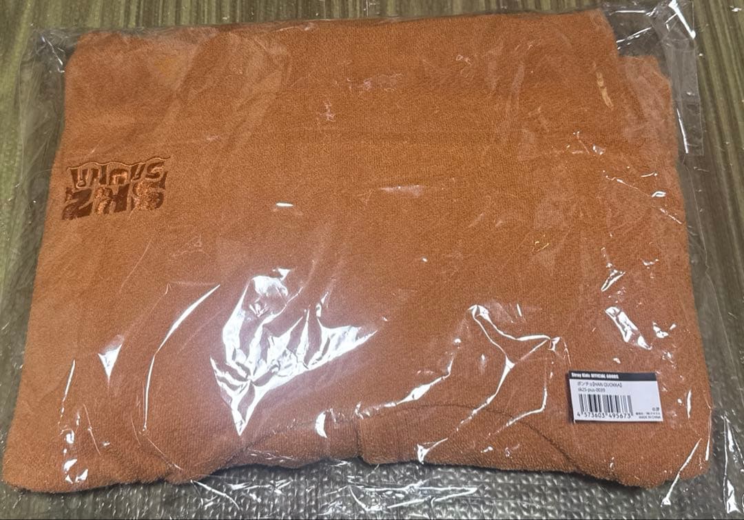 straykids jyp pop-up HAN ハンクウォッカ　ポンチョ